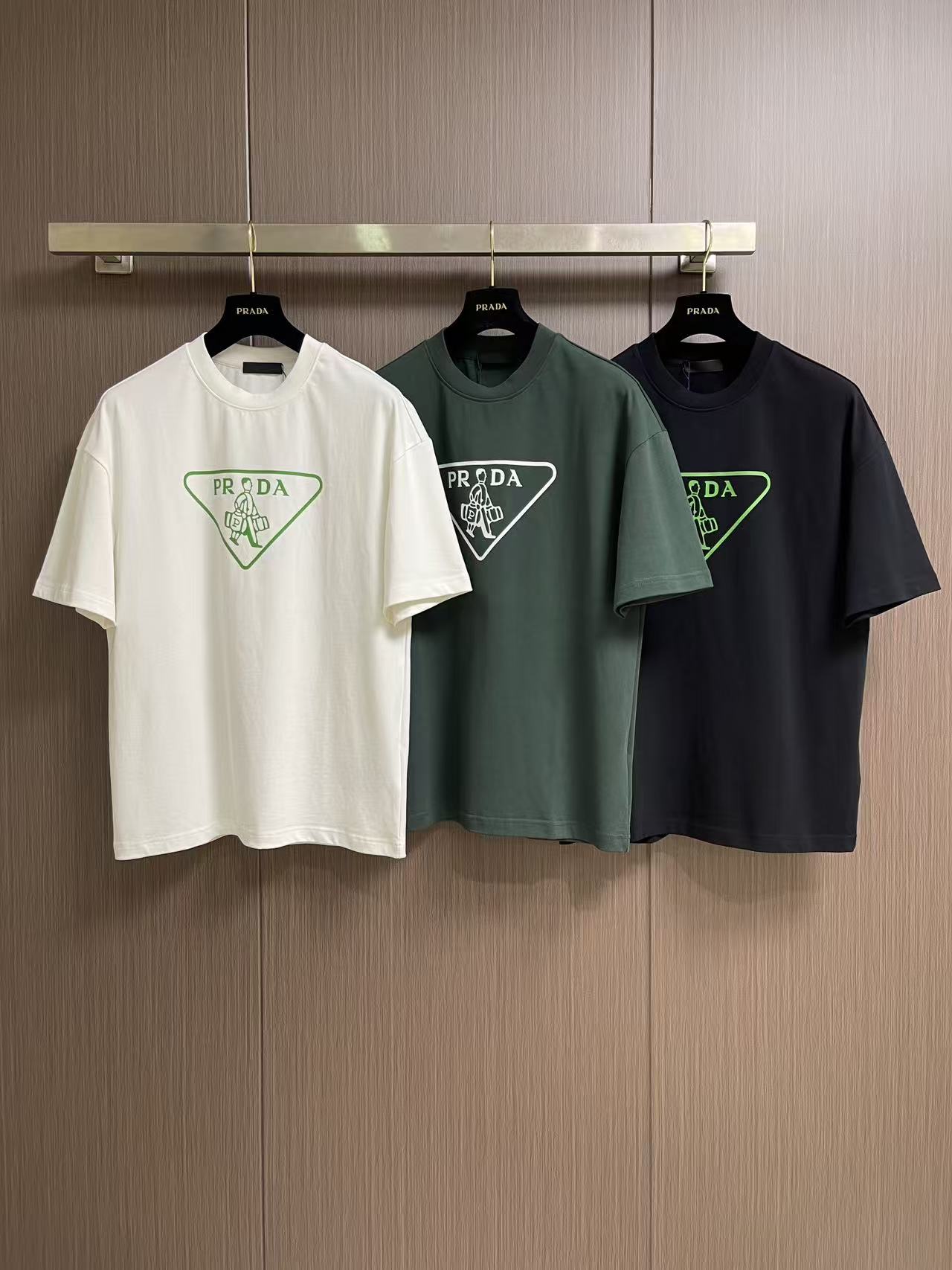 Prada 撞色logo印花短袖T恤，简约中尽显奢华格调，T恤精致的品牌印花，是Prada百年底蕴与精湛
