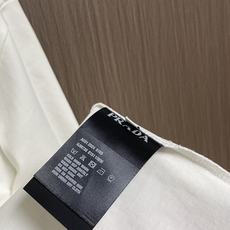 Prada 撞色logo印花短袖T恤,简约中尽显奢华格调,T恤精致的品牌印花,是Prada百年底蕴与精湛 Prada 撞色logo印花短袖T恤,简约中尽显奢华格调,T恤精致的品牌印花,是Prada百年底蕴与精湛
