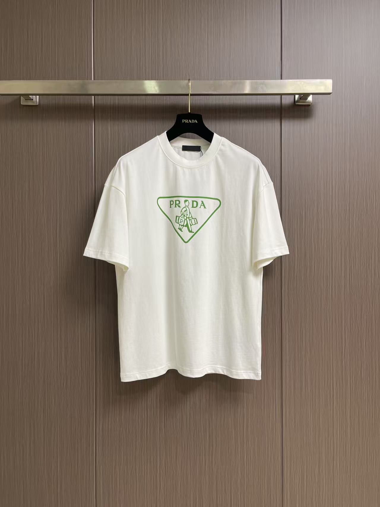 Prada 撞色logo印花短袖T恤，简约中尽显奢华格调，T恤精致的品牌印花，是Prada百年底蕴与精湛
