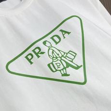 Prada 撞色logo印花短袖T恤,简约中尽显奢华格调,T恤精致的品牌印花,是Prada百年底蕴与精湛 Prada 撞色logo印花短袖T恤,简约中尽显奢华格调,T恤精致的品牌印花,是Prada百年底蕴与精湛