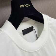 Prada 撞色logo印花短袖T恤,简约中尽显奢华格调,T恤精致的品牌印花,是Prada百年底蕴与精湛 Prada 撞色logo印花短袖T恤,简约中尽显奢华格调,T恤精致的品牌印花,是Prada百年底蕴与精湛