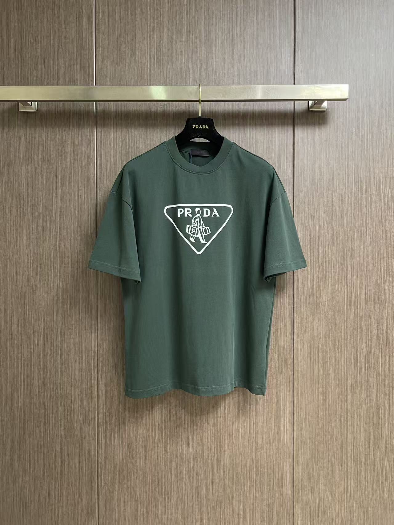Prada 撞色logo印花短袖T恤，简约中尽显奢华格调，T恤精致的品牌印花，是Prada百年底蕴与精湛