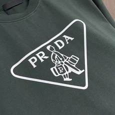 Prada 撞色logo印花短袖T恤,简约中尽显奢华格调,T恤精致的品牌印花,是Prada百年底蕴与精湛 Prada 撞色logo印花短袖T恤,简约中尽显奢华格调,T恤精致的品牌印花,是Prada百年底蕴与精湛
