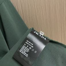 Prada 撞色logo印花短袖T恤,简约中尽显奢华格调,T恤精致的品牌印花,是Prada百年底蕴与精湛 Prada 撞色logo印花短袖T恤,简约中尽显奢华格调,T恤精致的品牌印花,是Prada百年底蕴与精湛