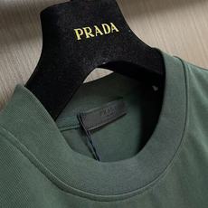 Prada 撞色logo印花短袖T恤,简约中尽显奢华格调,T恤精致的品牌印花,是Prada百年底蕴与精湛 Prada 撞色logo印花短袖T恤,简约中尽显奢华格调,T恤精致的品牌印花,是Prada百年底蕴与精湛