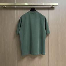 Prada 撞色logo印花短袖T恤,简约中尽显奢华格调,T恤精致的品牌印花,是Prada百年底蕴与精湛 Prada 撞色logo印花短袖T恤,简约中尽显奢华格调,T恤精致的品牌印花,是Prada百年底蕴与精湛