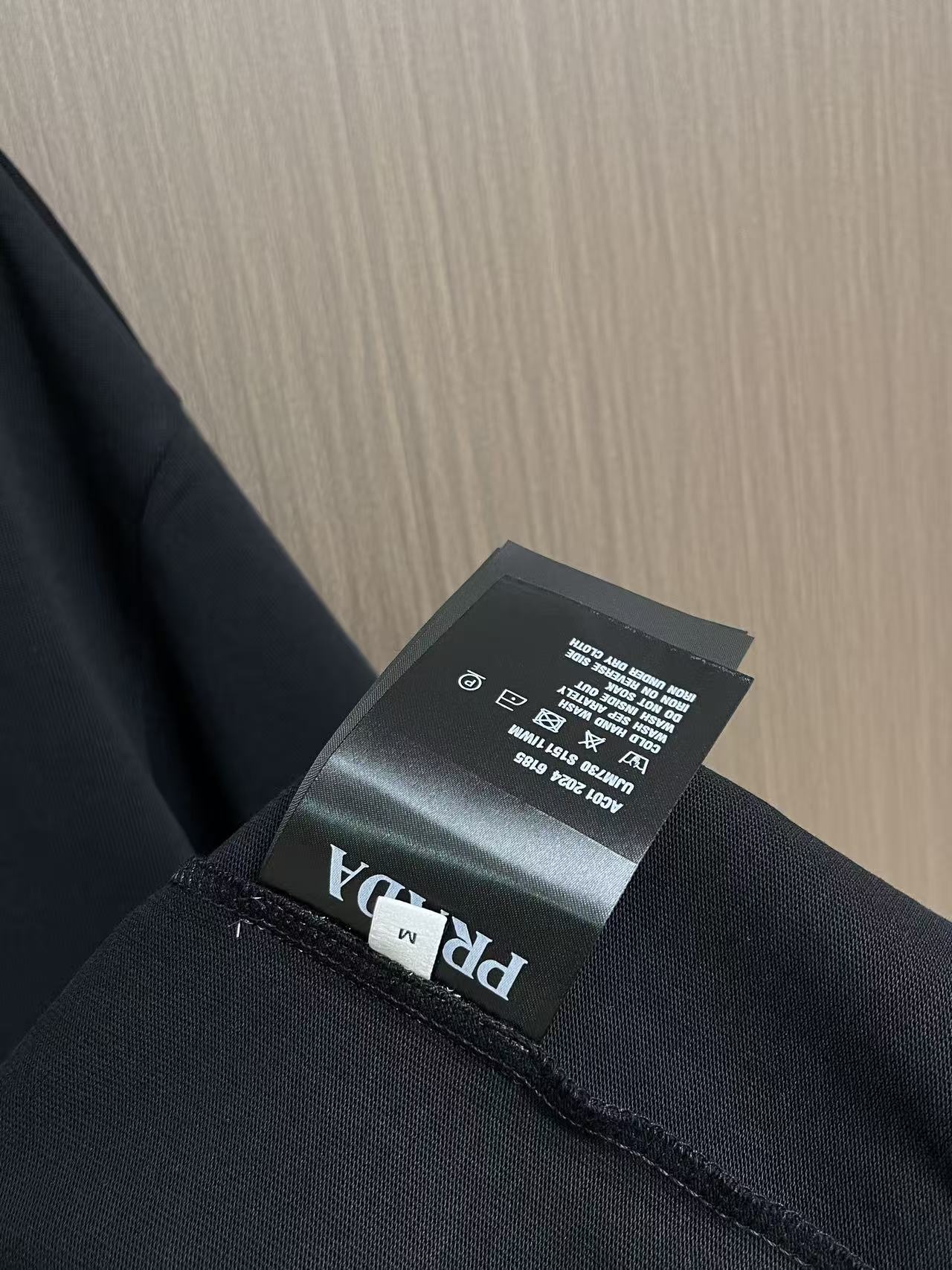 Prada 撞色logo印花短袖T恤，简约中尽显奢华格调，T恤精致的品牌印花，是Prada百年底蕴与精湛