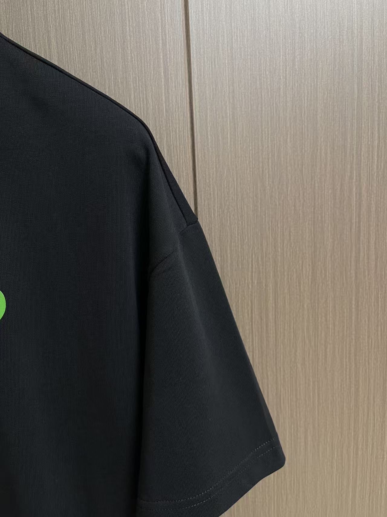 Prada 撞色logo印花短袖T恤，简约中尽显奢华格调，T恤精致的品牌印花，是Prada百年底蕴与精湛