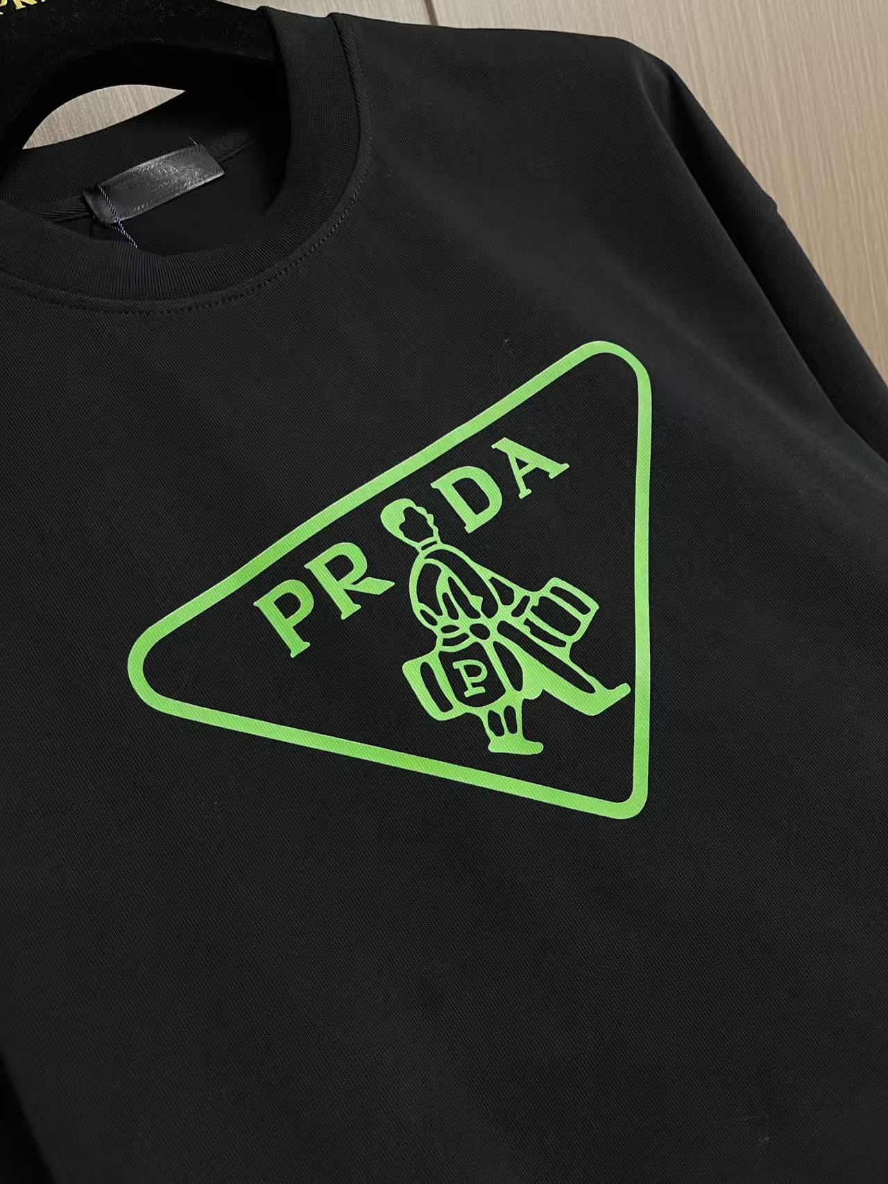 Prada 撞色logo印花短袖T恤，简约中尽显奢华格调，T恤精致的品牌印花，是Prada百年底蕴与精湛