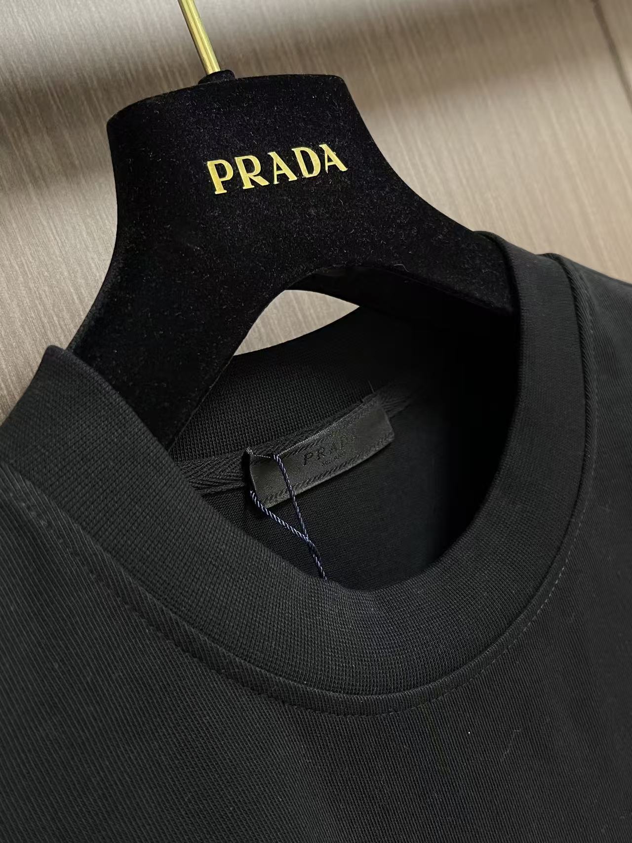 Prada 撞色logo印花短袖T恤，简约中尽显奢华格调，T恤精致的品牌印花，是Prada百年底蕴与精湛