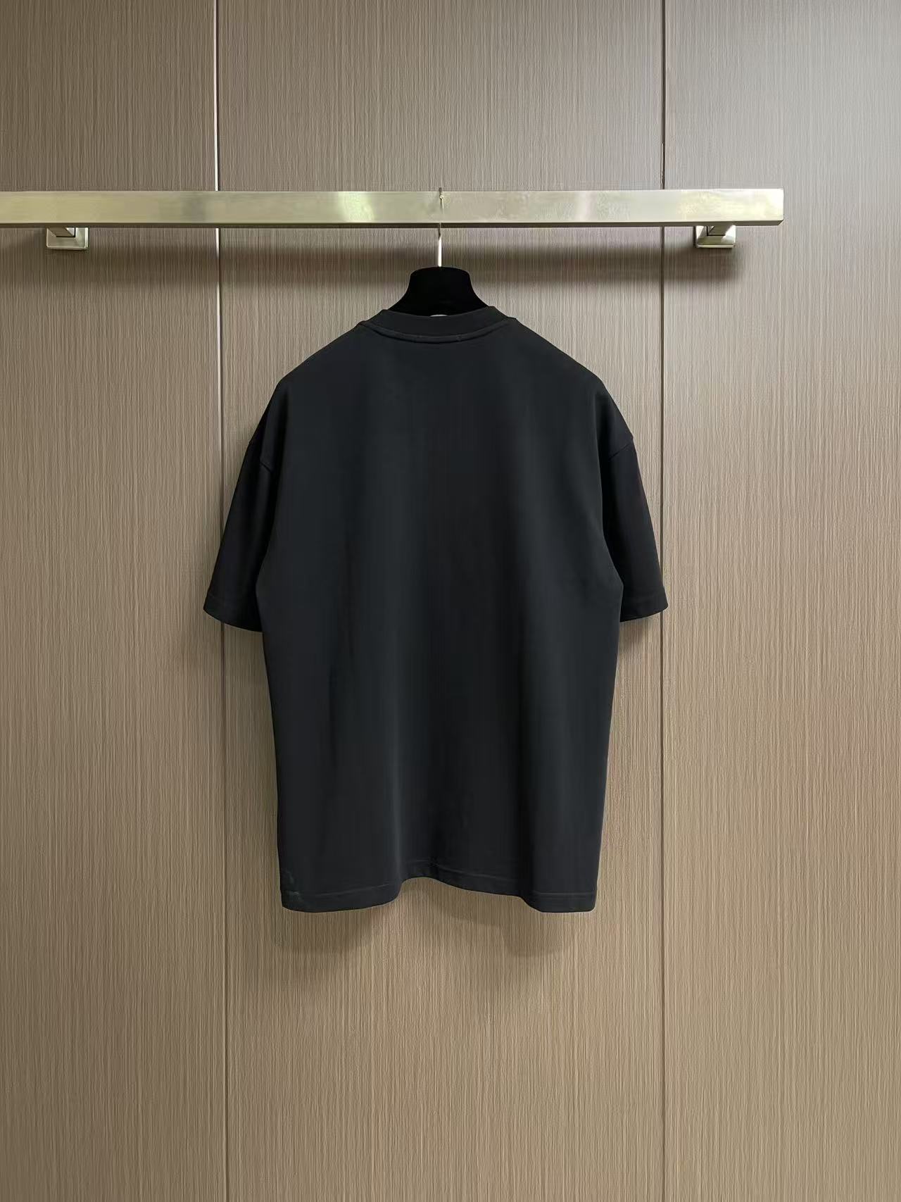 Prada 撞色logo印花短袖T恤，简约中尽显奢华格调，T恤精致的品牌印花，是Prada百年底蕴与精湛