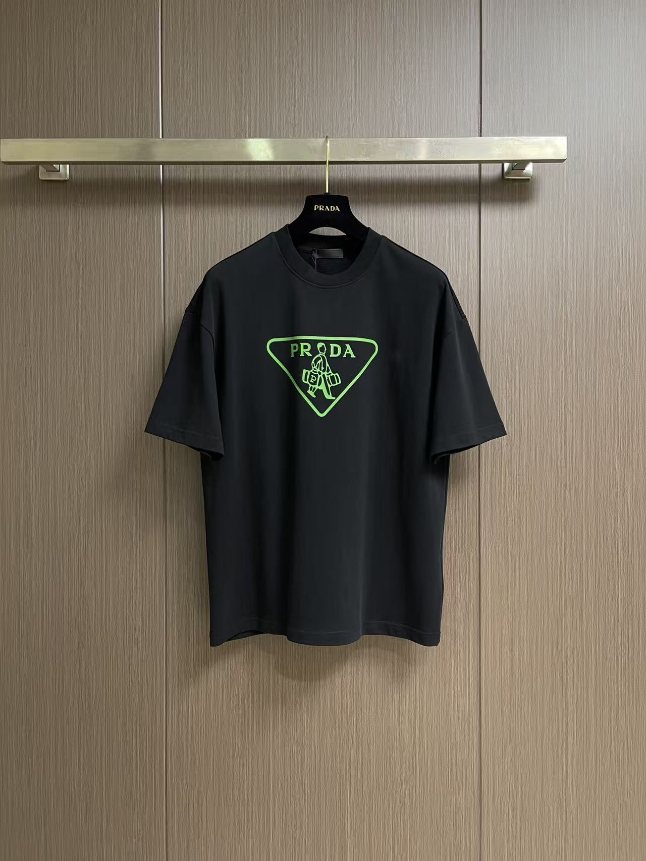 Prada 撞色logo印花短袖T恤，简约中尽显奢华格调，T恤精致的品牌印花，是Prada百年底蕴与精湛