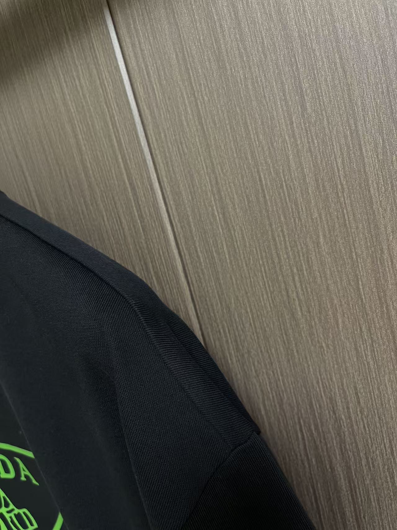 Prada 撞色logo印花短袖T恤，简约中尽显奢华格调，T恤精致的品牌印花，是Prada百年底蕴与精湛