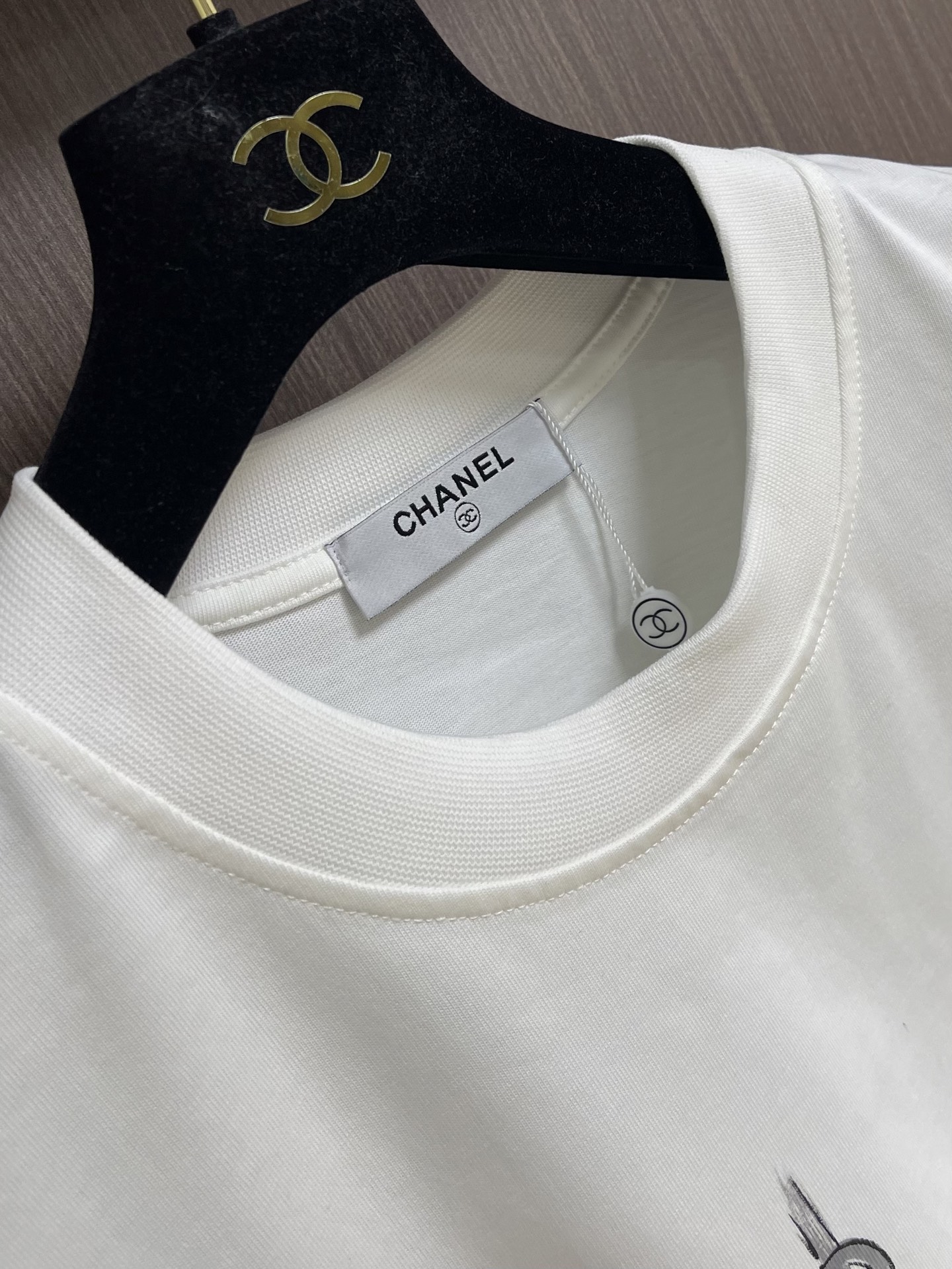 CHANEL 2026SS早春新款简约标识涂鸦系列极简字母印花短袖T恤，32支双单品。面料克重洗水后24