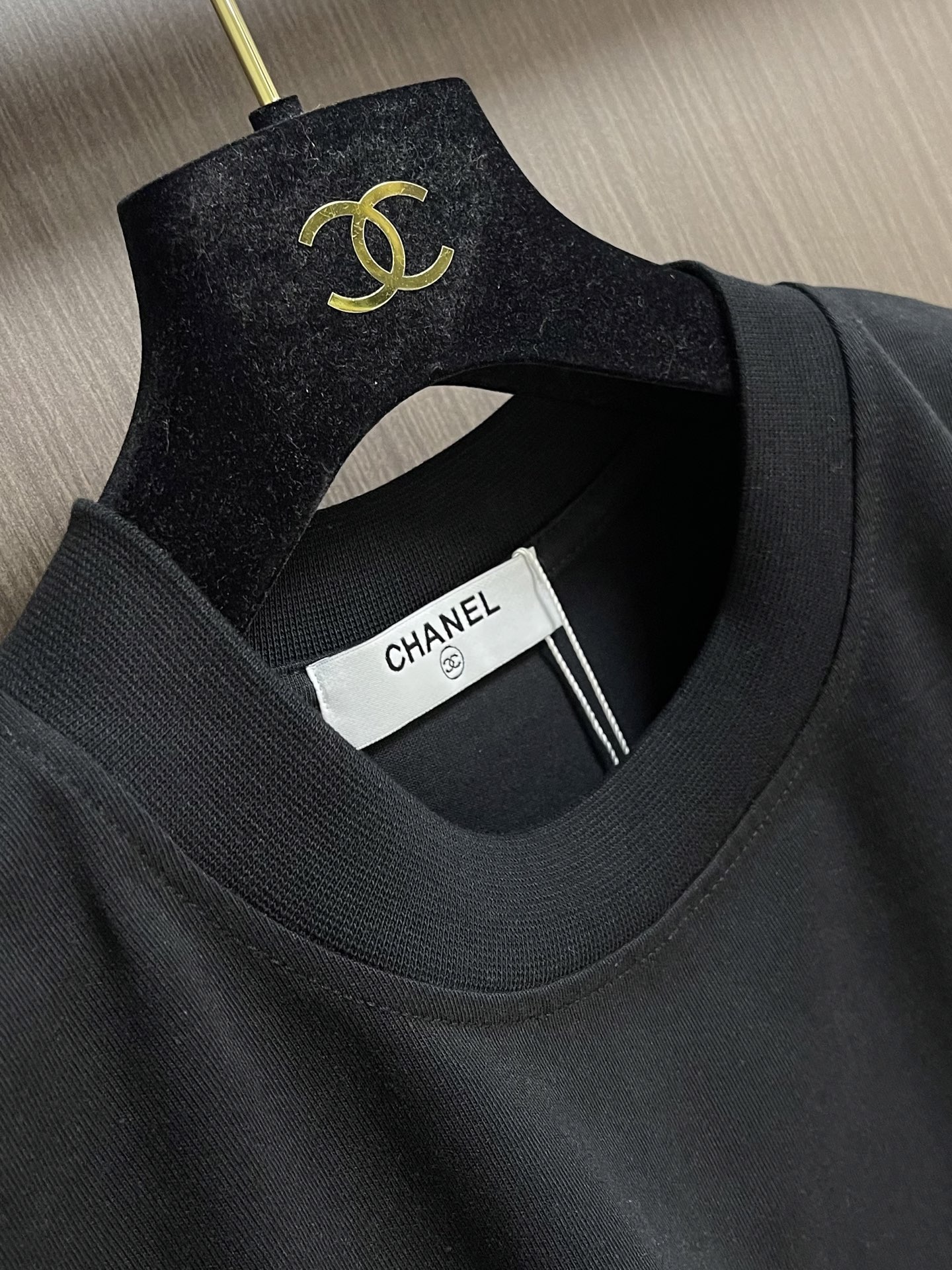 CHANEL 2026SS早春新款简约标识涂鸦系列极简字母印花短袖T恤，32支双单品。面料克重洗水后24