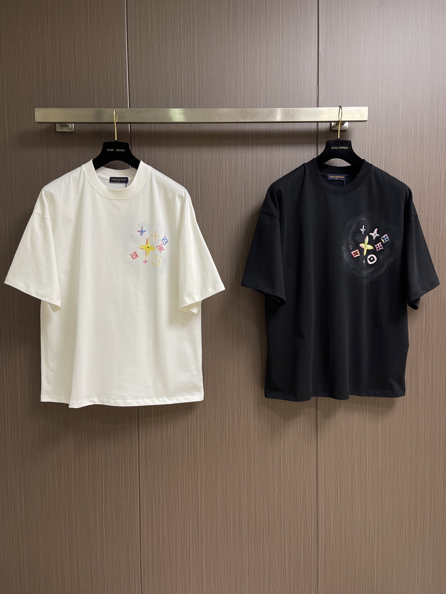 LV 2026ss夏季新款涂鸦老花图案短袖T恤，面料采用原版32支双纱纯棉紧密赛络纺纱线，配套1*1横机