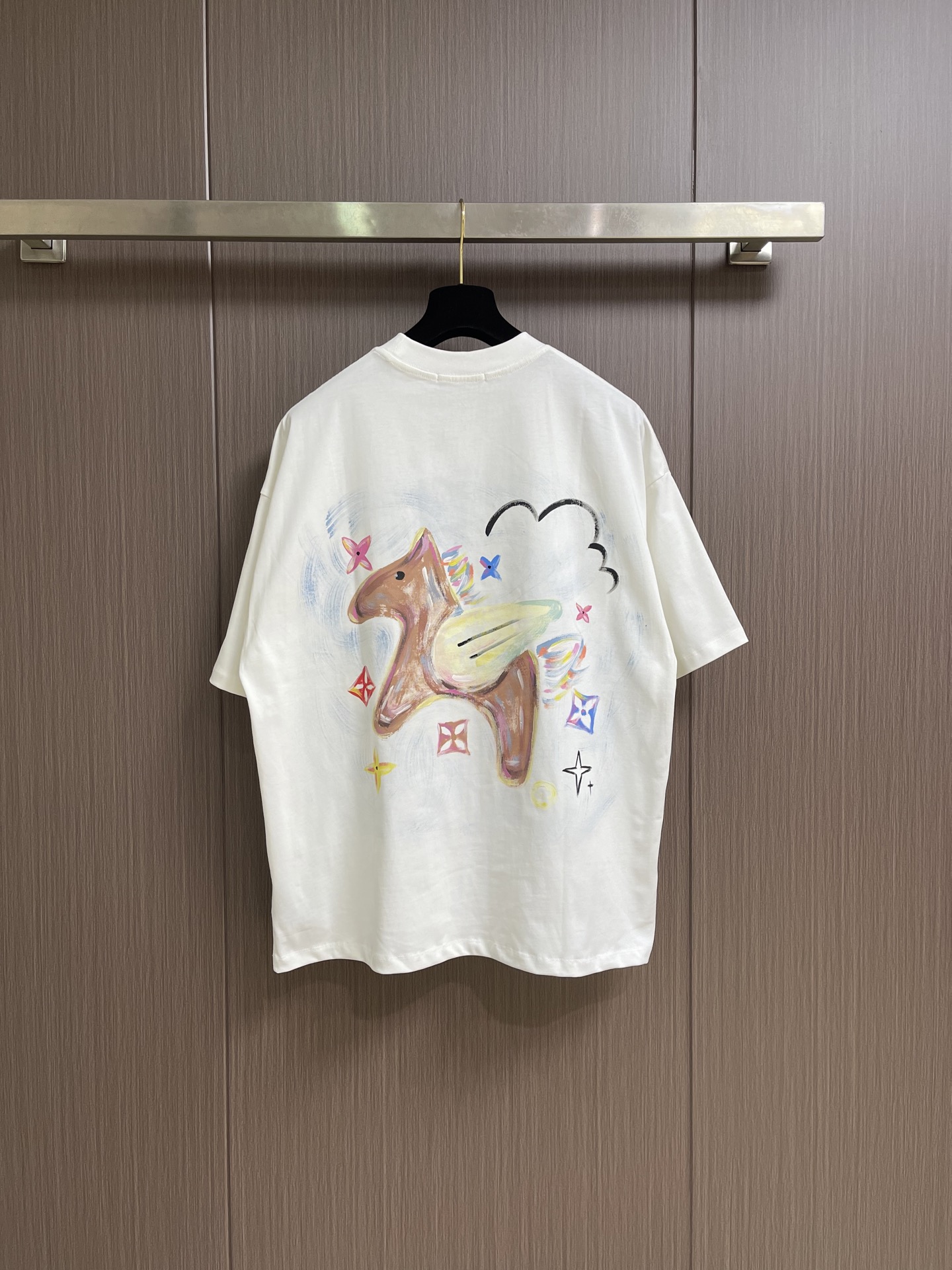 LV 2026ss夏季新款涂鸦老花图案短袖T恤，面料采用原版32支双纱纯棉紧密赛络纺纱线，配套1*1横机