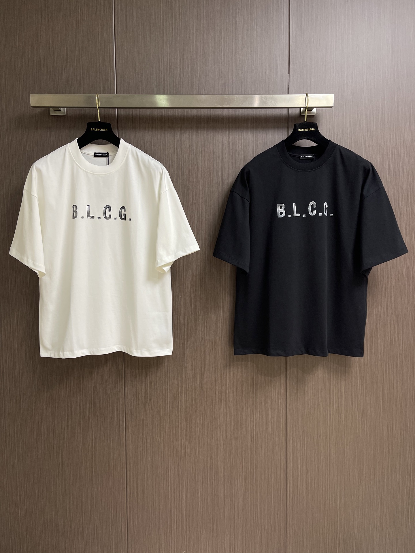 Balenciaga 涂鸦小狗字母logo印花短袖T恤 独具时尚创意的涂鸦图案 休闲宽松版型 适合各种身