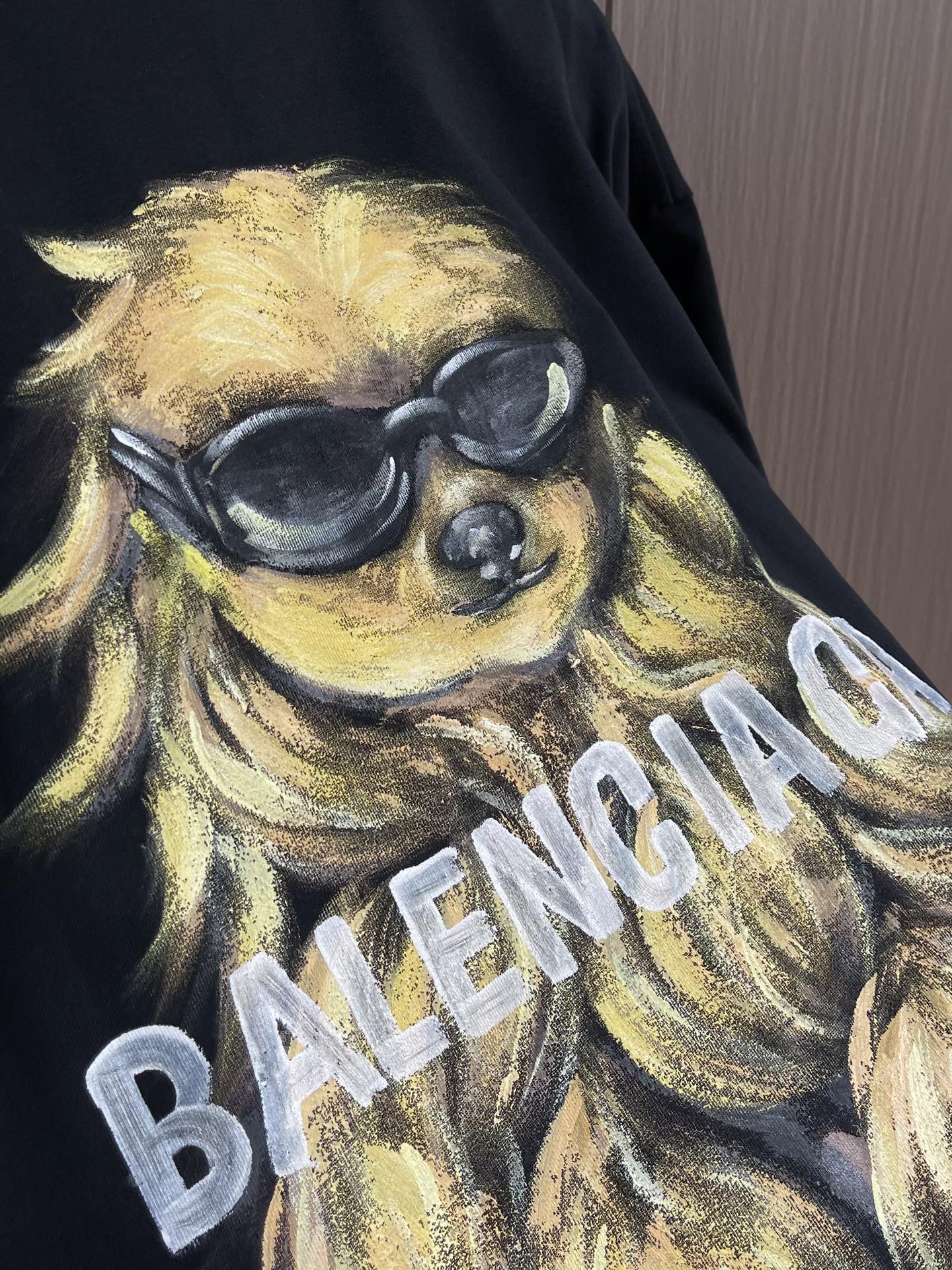 Balenciaga 涂鸦小狗字母logo印花短袖T恤 独具时尚创意的涂鸦图案 休闲宽松版型 适合各种身
