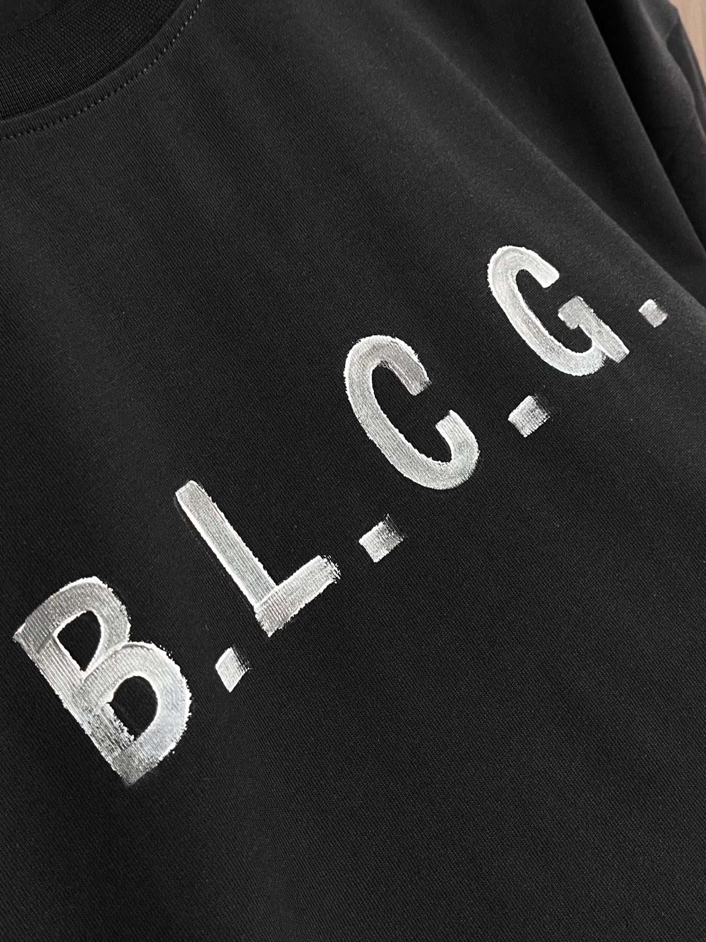 Balenciaga 涂鸦小狗字母logo印花短袖T恤 独具时尚创意的涂鸦图案 休闲宽松版型 适合各种身