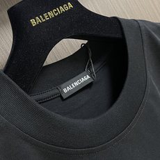 Balenciaga 白墨涂鸦短袖T恤,定织定染面料、面料采用进口机器织造而成,布面纹路的独特性创造出完 Balenciaga 白墨涂鸦短袖T恤,定织定染面料、面料采用进口机器织造而成,布面纹路的独特性创造出完