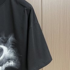 Balenciaga 白墨涂鸦短袖T恤,定织定染面料、面料采用进口机器织造而成,布面纹路的独特性创造出完 Balenciaga 白墨涂鸦短袖T恤,定织定染面料、面料采用进口机器织造而成,布面纹路的独特性创造出完