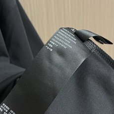 Balenciaga 白墨涂鸦短袖T恤,定织定染面料、面料采用进口机器织造而成,布面纹路的独特性创造出完 Balenciaga 白墨涂鸦短袖T恤,定织定染面料、面料采用进口机器织造而成,布面纹路的独特性创造出完