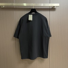Balenciaga 白墨涂鸦短袖T恤,定织定染面料、面料采用进口机器织造而成,布面纹路的独特性创造出完 Balenciaga 白墨涂鸦短袖T恤,定织定染面料、面料采用进口机器织造而成,布面纹路的独特性创造出完