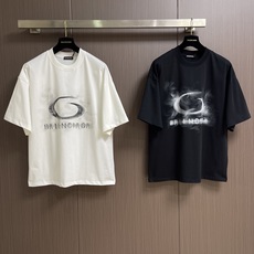 Balenciaga 白墨涂鸦短袖T恤,定织定染面料、面料采用进口机器织造而成,布面纹路的独特性创造出完 Balenciaga 白墨涂鸦短袖T恤,定织定染面料、面料采用进口机器织造而成,布面纹路的独特性创造出完