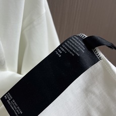 Balenciaga 白墨涂鸦短袖T恤,定织定染面料、面料采用进口机器织造而成,布面纹路的独特性创造出完 Balenciaga 白墨涂鸦短袖T恤,定织定染面料、面料采用进口机器织造而成,布面纹路的独特性创造出完