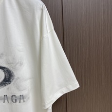 Balenciaga 白墨涂鸦短袖T恤,定织定染面料、面料采用进口机器织造而成,布面纹路的独特性创造出完 Balenciaga 白墨涂鸦短袖T恤,定织定染面料、面料采用进口机器织造而成,布面纹路的独特性创造出完
