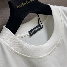 Balenciaga 白墨涂鸦短袖T恤,定织定染面料、面料采用进口机器织造而成,布面纹路的独特性创造出完 Balenciaga 白墨涂鸦短袖T恤,定织定染面料、面料采用进口机器织造而成,布面纹路的独特性创造出完