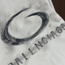 Balenciaga 白墨涂鸦短袖T恤,定织定染面料、面料采用进口机器织造而成,布面纹路的独特性创造出完 Balenciaga 白墨涂鸦短袖T恤,定织定染面料、面料采用进口机器织造而成,布面纹路的独特性创造出完