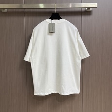 Balenciaga 白墨涂鸦短袖T恤,定织定染面料、面料采用进口机器织造而成,布面纹路的独特性创造出完 Balenciaga 白墨涂鸦短袖T恤,定织定染面料、面料采用进口机器织造而成,布面纹路的独特性创造出完