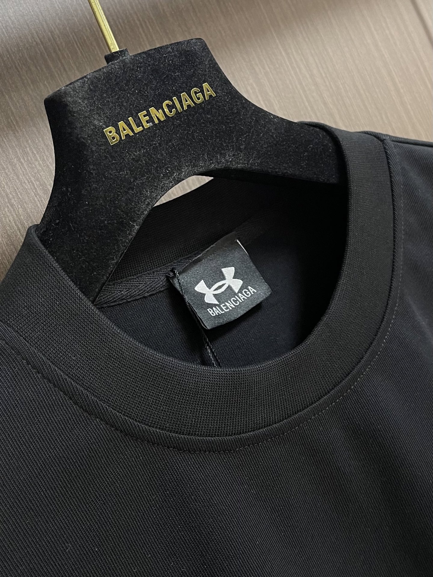 Balenciaga 2026ss夏季新款 巴黎世家＆安德玛联名印花洗水短袖T恤，简约却透着不羁，胸前b