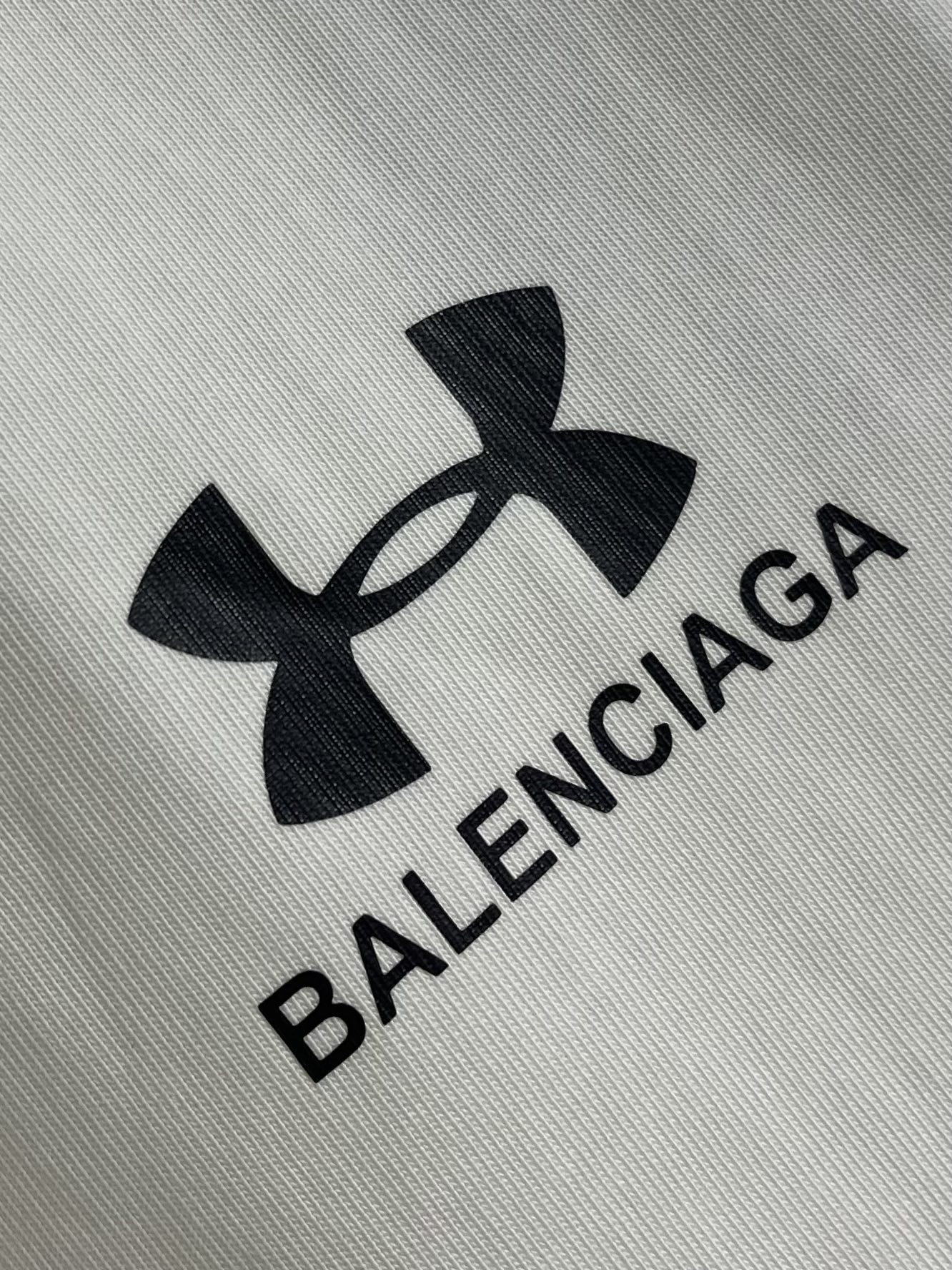 Balenciaga 2026ss夏季新款 巴黎世家＆安德玛联名印花洗水短袖T恤，简约却透着不羁，胸前b