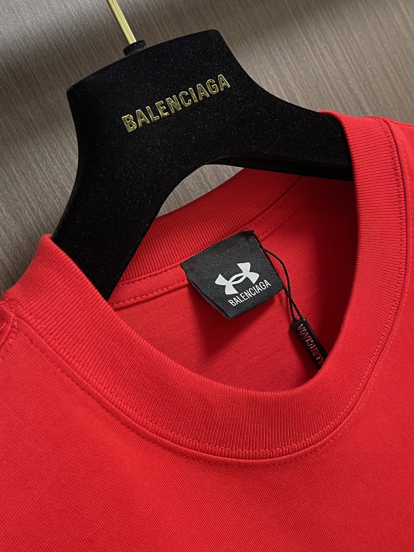 Balenciaga 2026ss夏季新款 巴黎世家＆安德玛联名印花洗水短袖T恤，简约却透着不羁，胸前b
