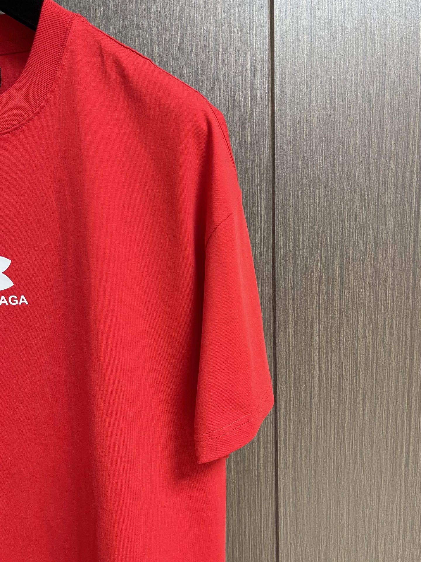 Balenciaga 2026ss夏季新款 巴黎世家＆安德玛联名印花洗水短袖T恤，简约却透着不羁，胸前b