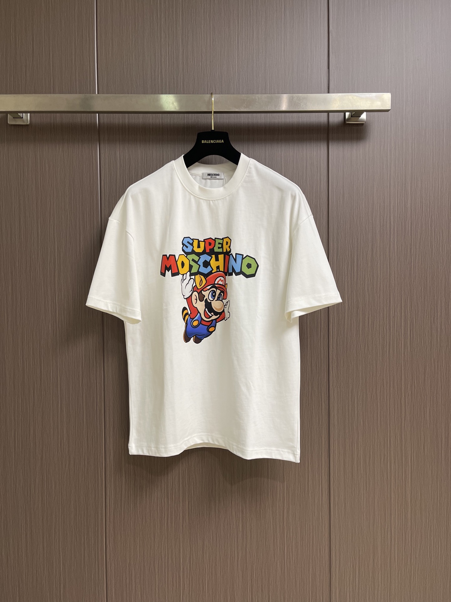 MOSCHINO 莫斯奇诺2026SS春夏新款马里奥印花圆领T恤，100%纯棉面料，胸前最新马里奥图案，