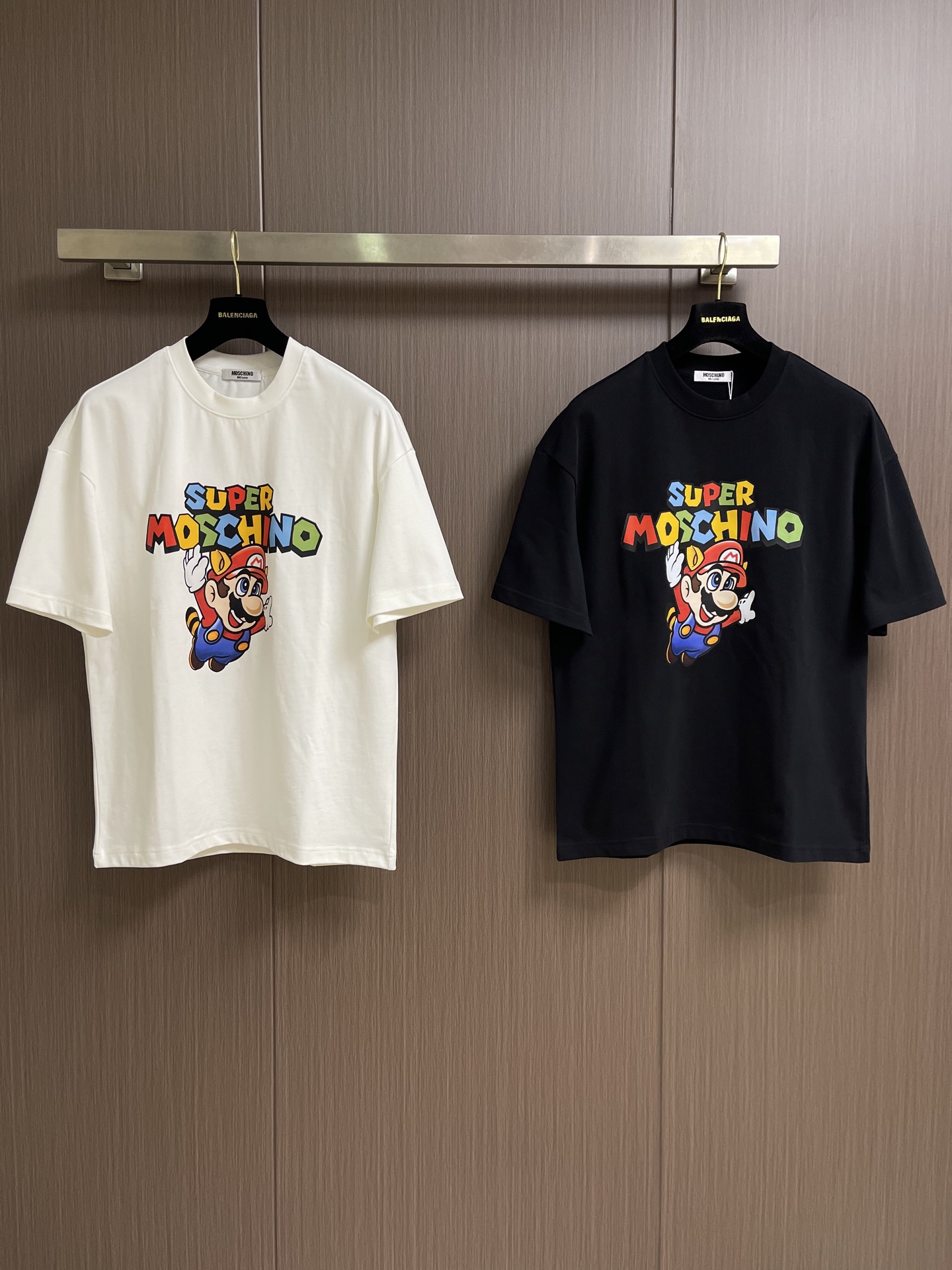 MOSCHINO 莫斯奇诺2026SS春夏新款马里奥印花圆领T恤，100%纯棉面料，胸前最新马里奥图案，