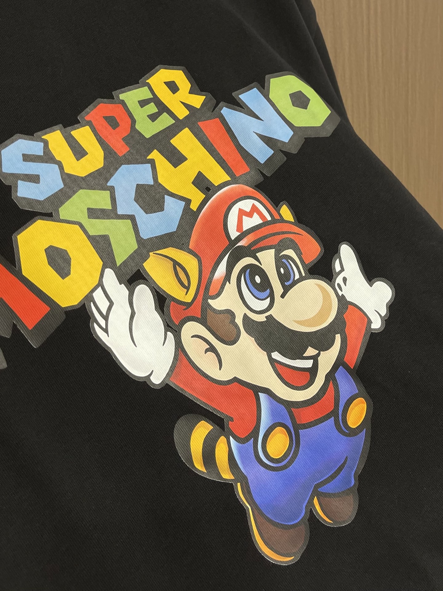 MOSCHINO 莫斯奇诺2026SS春夏新款马里奥印花圆领T恤，100%纯棉面料，胸前最新马里奥图案，