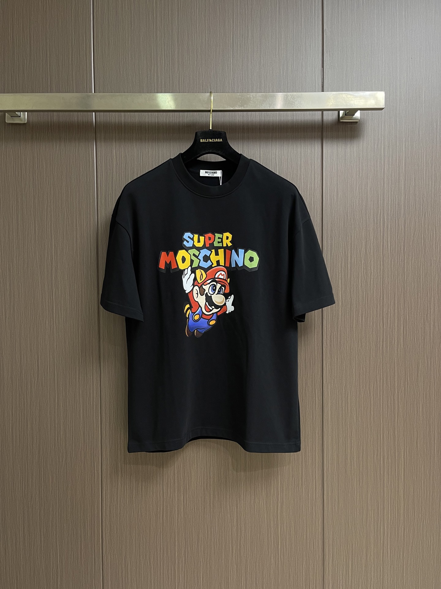 MOSCHINO 莫斯奇诺2026SS春夏新款马里奥印花圆领T恤，100%纯棉面料，胸前最新马里奥图案，