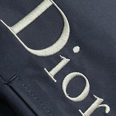Dior 2026SS 侧边字母刺绣夹克外套,兼具商务与休闲感的极简系列夹克,以品牌标志性的地址标识印花 Dior 2026SS 侧边字母刺绣夹克外套,兼具商务与休闲感的极简系列夹克,以品牌标志性的地址标识印花