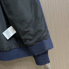 Dior 2026SS 侧边字母刺绣夹克外套,兼具商务与休闲感的极简系列夹克,以品牌标志性的地址标识印花 Dior 2026SS 侧边字母刺绣夹克外套,兼具商务与休闲感的极简系列夹克,以品牌标志性的地址标识印花