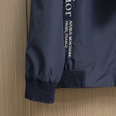 Dior 2026SS 侧边字母刺绣夹克外套,兼具商务与休闲感的极简系列夹克,以品牌标志性的地址标识印花 Dior 2026SS 侧边字母刺绣夹克外套,兼具商务与休闲感的极简系列夹克,以品牌标志性的地址标识印花