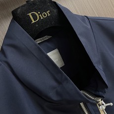 Dior 2026SS 侧边字母刺绣夹克外套,兼具商务与休闲感的极简系列夹克,以品牌标志性的地址标识印花 Dior 2026SS 侧边字母刺绣夹克外套,兼具商务与休闲感的极简系列夹克,以品牌标志性的地址标识印花