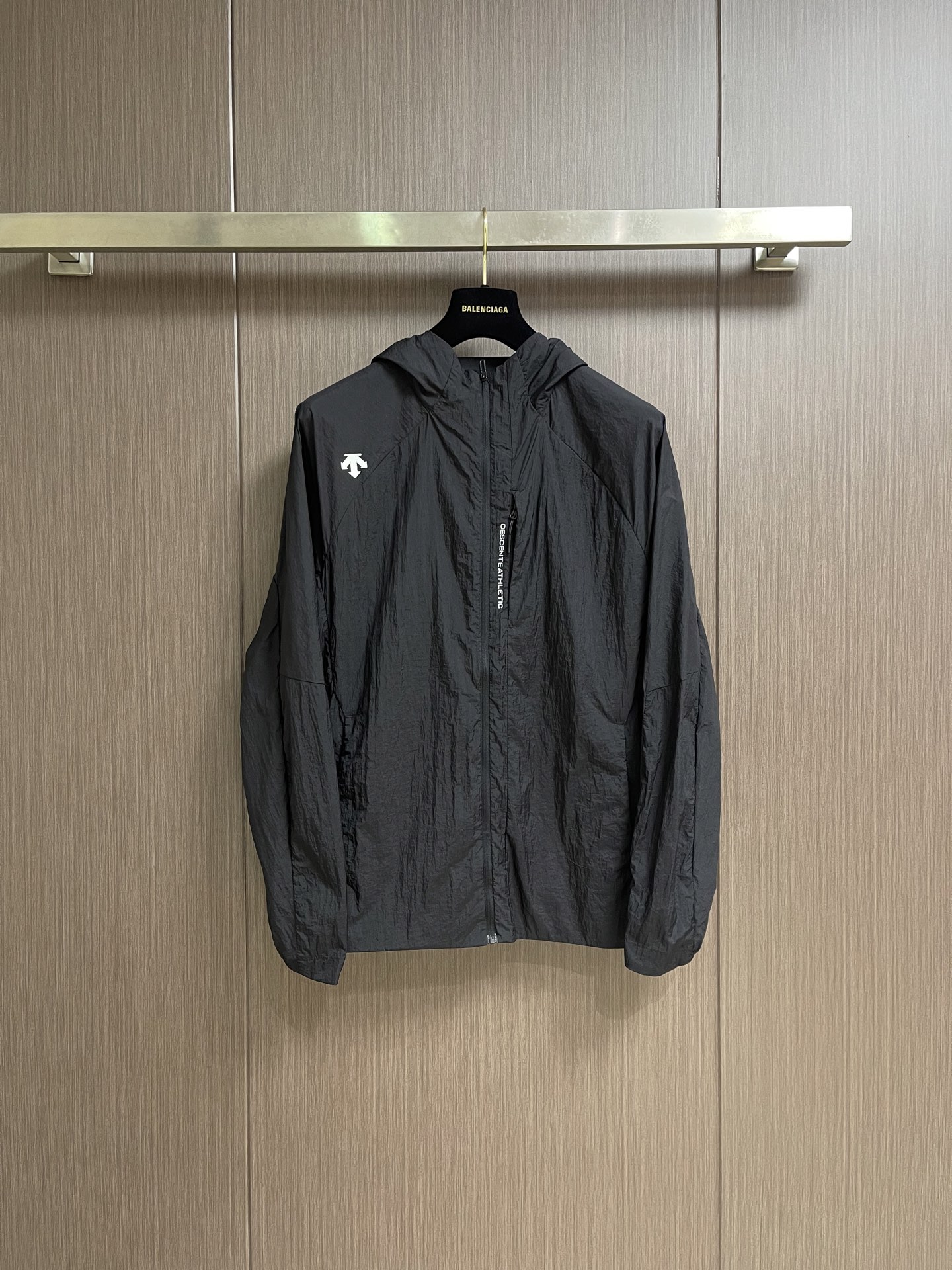 NO:903960,DESCENTE  Descente's lightweight sun protection hoody uses professional sports technology to build a protective barrier in summer. UPF high-power sun protection fabric effectively blocks ultraviolet rays; its lightweight woven fabric has breathable and moisture-removing properties, so it doesn't stick to your body when you sweat; it's water-repellent and can handle sudden light rains calmly.  The iconic arrow LOGO is embellished, and the neat tailoring is suitable for sports and daily life. You can travel lightly and have no fear of the scorching sun. You can feel refreshing and comfortable every moment. It can be adapted to different styles, whether it is sports style or simple casual style, you can easily control it. Sizes M-3XL,, hats,19860909DESCENTE 迪桑特轻量防晒连帽衣,以专业运动科技,构筑夏日防护壁垒.UPF高倍防晒面料,有效阻隔紫外线侵袭；轻量梭织理,自带透气排湿属性,出汗不黏身；防泼水工艺加持,从容应对突发小雨.标志性箭头LOGO点缀,利落剪裁适配运动与日常,轻装上阵,无惧骄阳,每一刻都清爽自在.适配不同穿搭风格,无论是运动风还是简约休闲风,都能轻松驾驭.尺码M-3XL,,hats,,Men's clothing