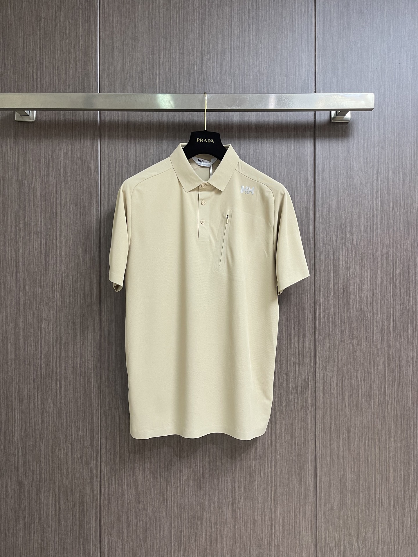 NO:903999,Helly Hansen HH 2026ss summer ice silk seamless quick-drying shirt quick-drying POLO!  The version is vertical and straight, with 3D cutting and multiple splicing throughout the body!  The technical fabrics are of excellent shape and workmanship, and the fabric is made of high-quality light-sensitive ice silk double-elastic fabric!  Cool and cool, 360-degree one-piece cutting with no dead ends, sizes M-3XL,,19860909Helly Hansen HH 2026ss夏季冰丝无痕速干衫速干POLO！版型垂直立挺,3d立体裁剪,全身多处拼接！科技面料版型做工都极好,面料采用优质光感冰丝双弹面料！冰爽清凉360度无死角一体切割裁剪,尺码M-3XL,,,Men's clothing