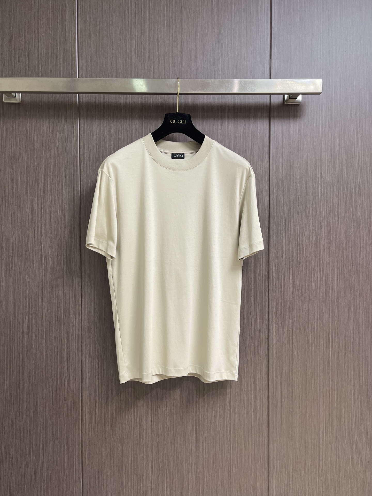 NO:904008,Zegna double-strand mercerized cotton short-sleeved T-shirt with logo on the back, customized mercerized, premium fabric, excellent skin-friendliness, perfect details, slim fit on the upper body, brand logo embellishment on the back. Sizes M-3XL,, T-shirt, tees, t-shirt,19860909Zegna 双股丝光棉后背标识短袖T恤,定制丝光、特级面料,亲肤性绝佳,细节极致完美,上身效果修身贴肤,后背品牌标识点缀.尺码M-3XL,,T-shirt,tees，t-shirt,,Men's clothing