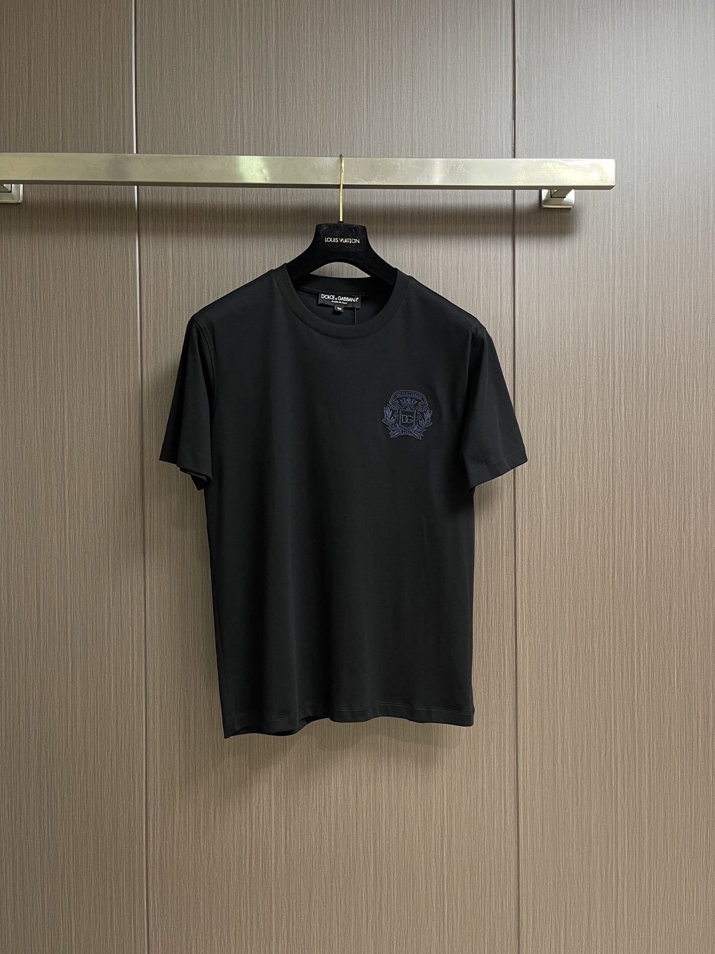 NO:904016,Dolce Gabbana DG 2026ss summer new basic mercerized cotton round neck short-sleeved T-shirt, casual round neck short-sleeved T-shirt with letter stamp!  The imported high-count and high-density 80-count double-strand mercerized cotton fabric has a soft and delicate texture and can be rolled over ordinary fabrics on the market. It has good moisture absorption and breathability, and is close to the skin for an extremely comfortable wearing experience!  The letter logo badge on the chest and the high-end hardware texture make the vision more three-dimensional and bring an undoubted luxury level. The basic and conventional solid color round neck cut is suitable for daily wear alone and as an inner layer. Sizes M-3XL, Dolce&Gabbana, T-shirt, tees, t-shirt,19860909Dolce Gabbana DG 2026ss夏季新款基础丝光棉圆领短袖T恤,字母仔章休闲圆领短袖t恤衫！客供进口高支高密80支双股丝光棉面料,软糯细腻的出色质感,可随意碾压市面普通面料,吸湿透气性佳,贴肤带来极致舒适的穿着体验！胸前字母徽标仔章,五金质感高级,令视觉上更具立体感,同时带来了毋庸置疑的奢华档次,基础常规的纯色圆领版型剪裁,日常单穿内搭皆宜.尺码M-3XL,,Dolce&Gabbana,T-shirt,tees，t-shirt,,Men's clothing